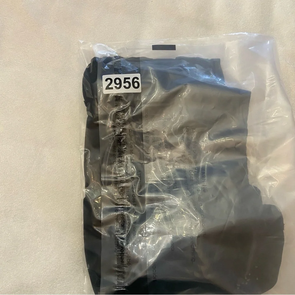 Lululemon Black Run Around Reversible Short Size 8 - 2956